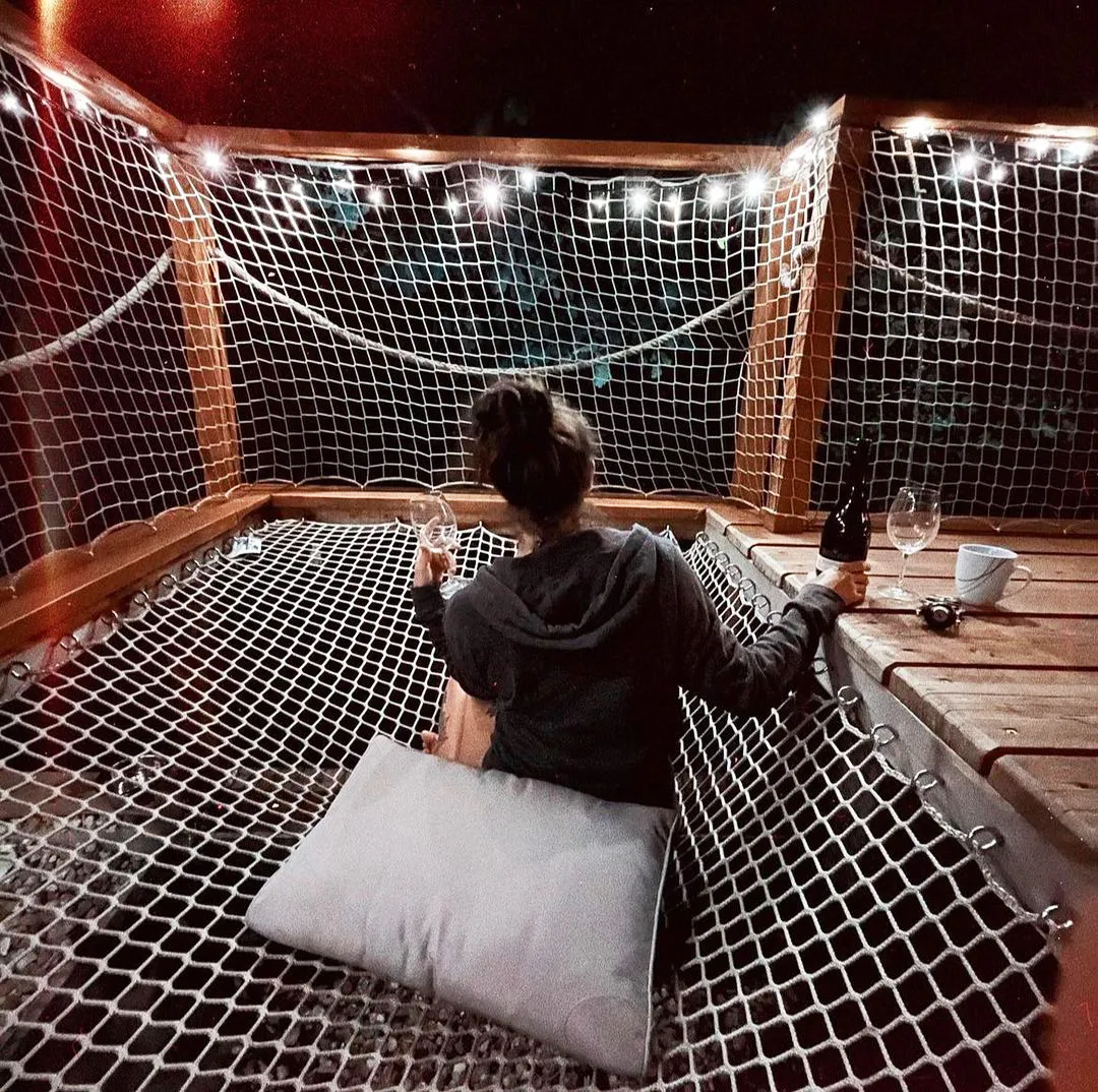 Relaxační terasa chaty 1 s odpočinkovou sítí