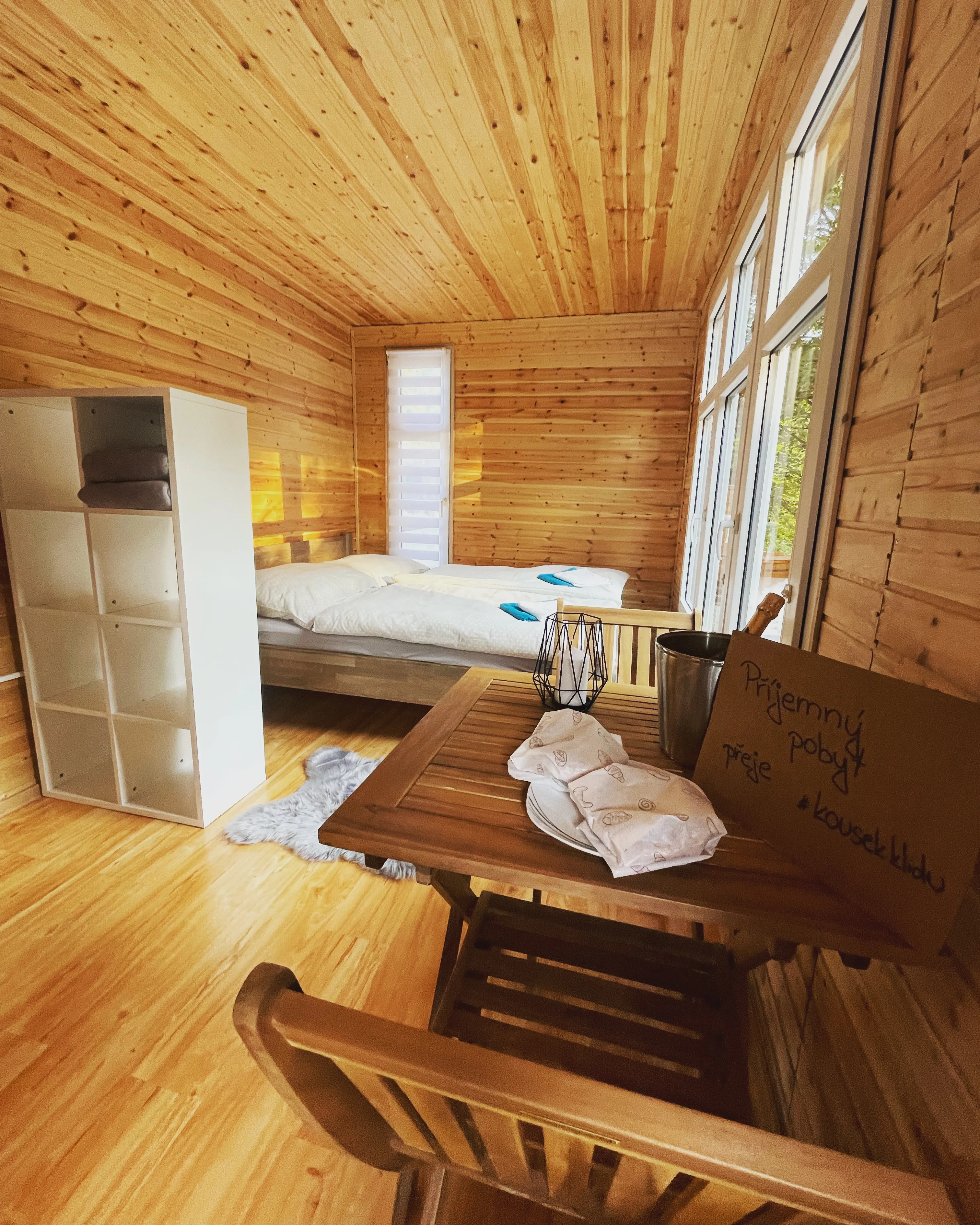 Interiér chaty 1 — manželská postel